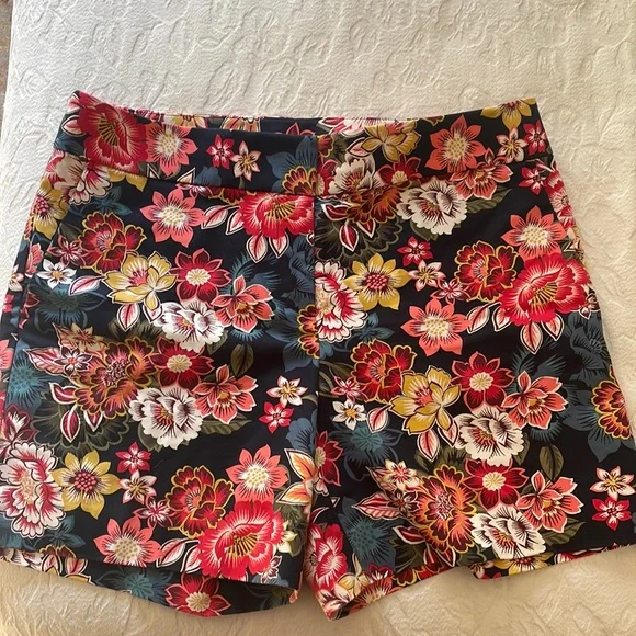 Loft Floral Shorts 6โ Inseam - Picture 1 of 5